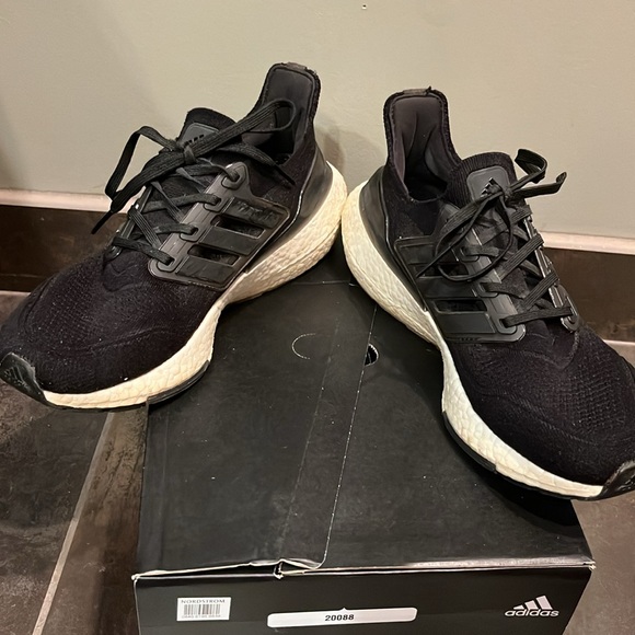 Adidas Ultraboost Women’s Size 9 1/2 in preowned good condition - Picture 5 of 7